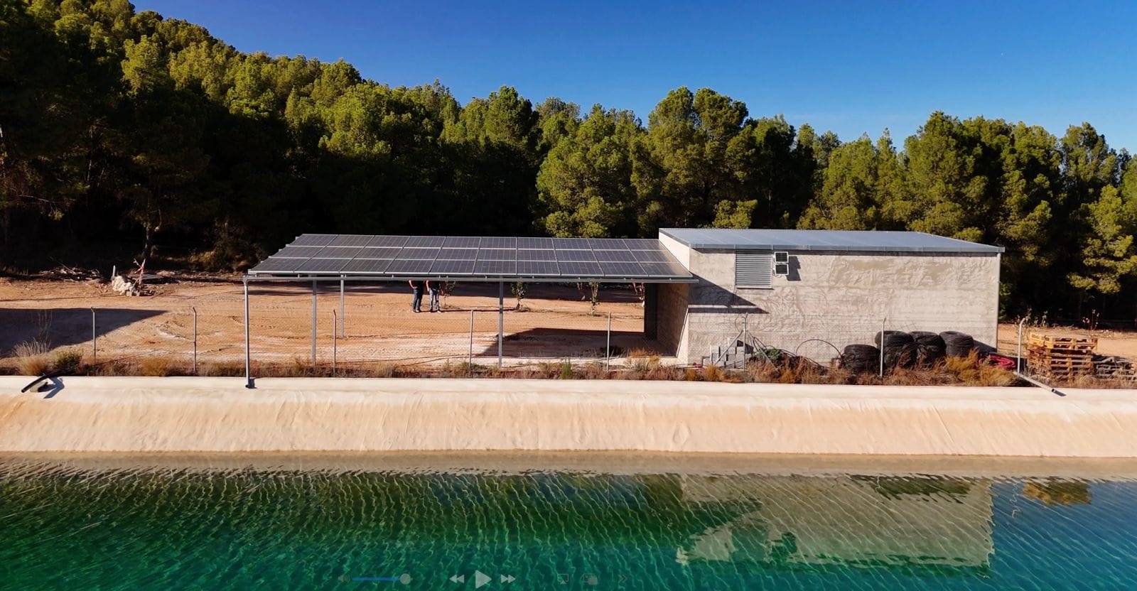 pegola con paneles solares en terreno rústico en día soleado