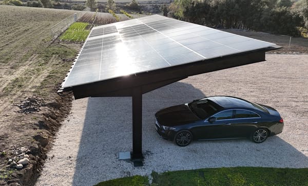 Pérgola solar instalada en finca con coche aparcado debajo