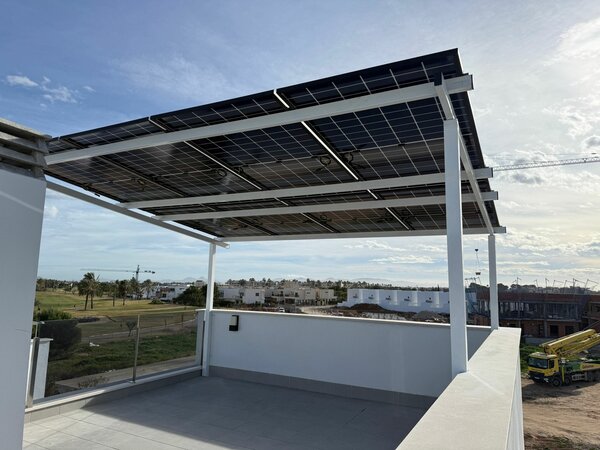 Vivienda con placas solares en el tejado para ahorrar en la factura de la luz