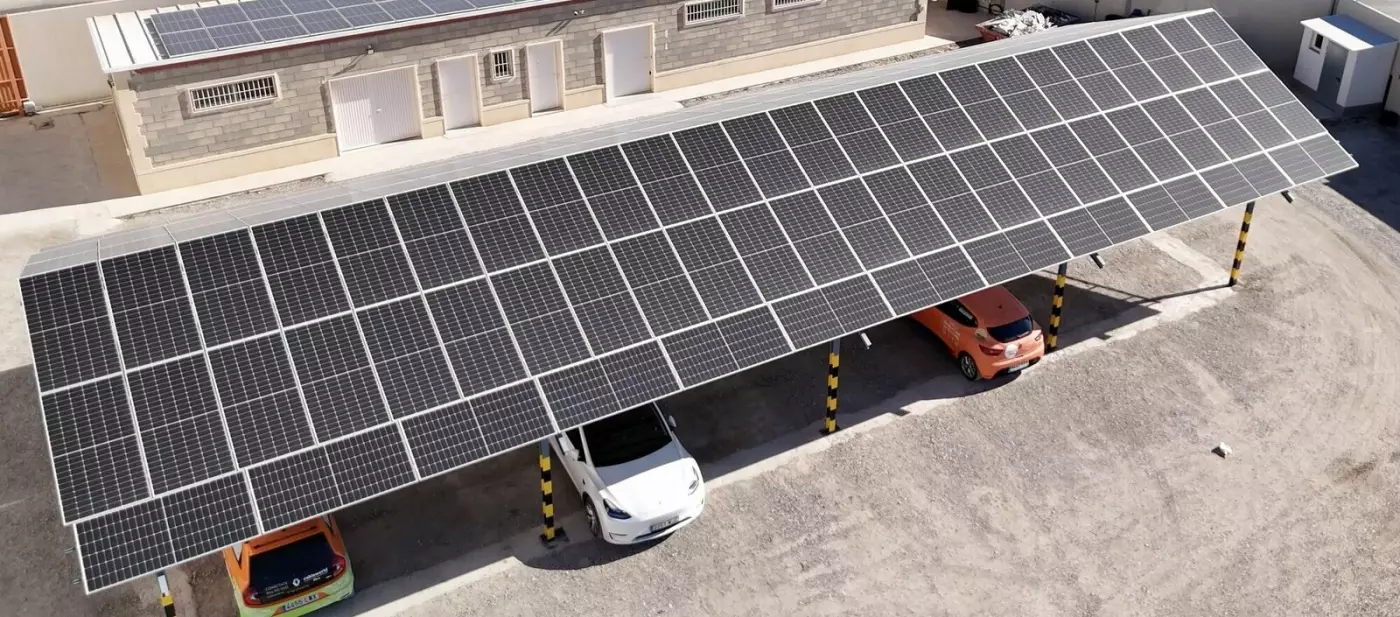 Vista aérea estructura a dos aguas CableWorld con Tesla