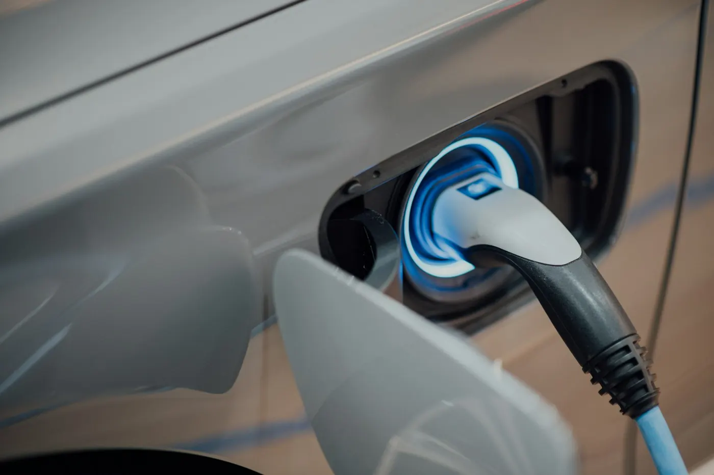 Conector Tipo 2 de coche eléctrico enchufado al vehículo