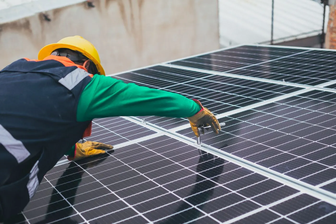 Técnico instalando placas solares en un tejado