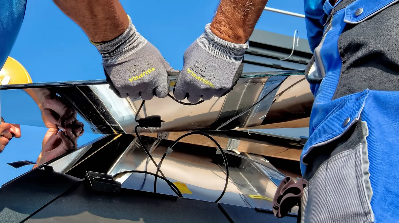 Primer plano de instaladores montando un módulo solar