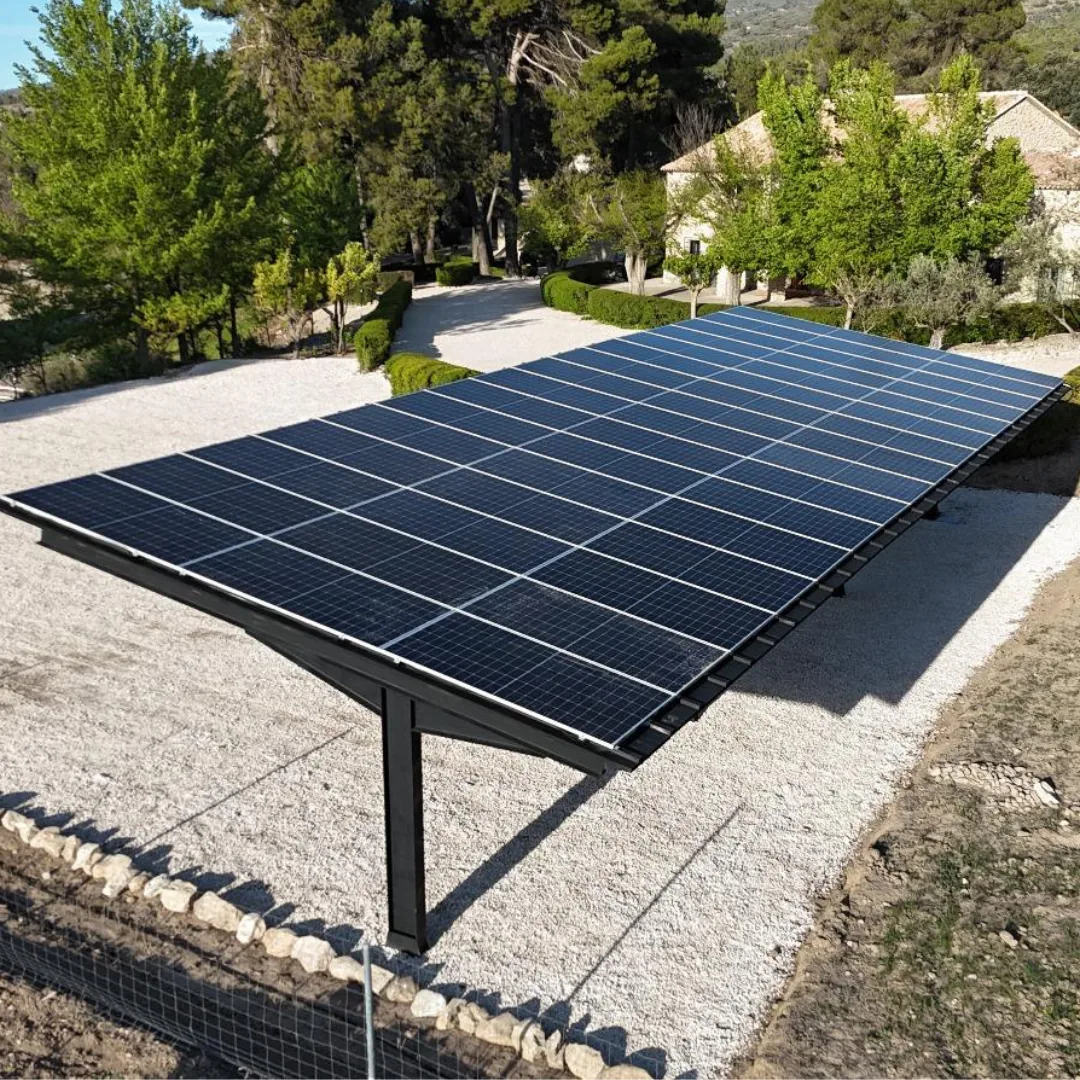 Pérgola solar aislada en finca rústica