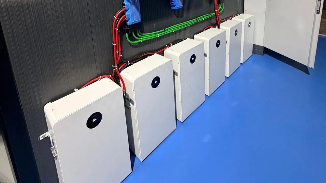 Von A Todo Sol installierte Batteriespeicher und Wechselrichter in einem Technikraum