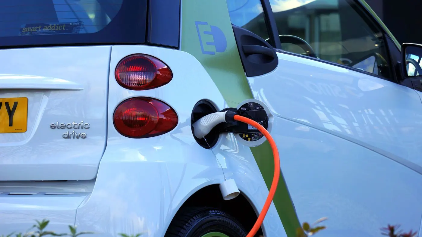 Voiture électrique en charge à l'extérieur