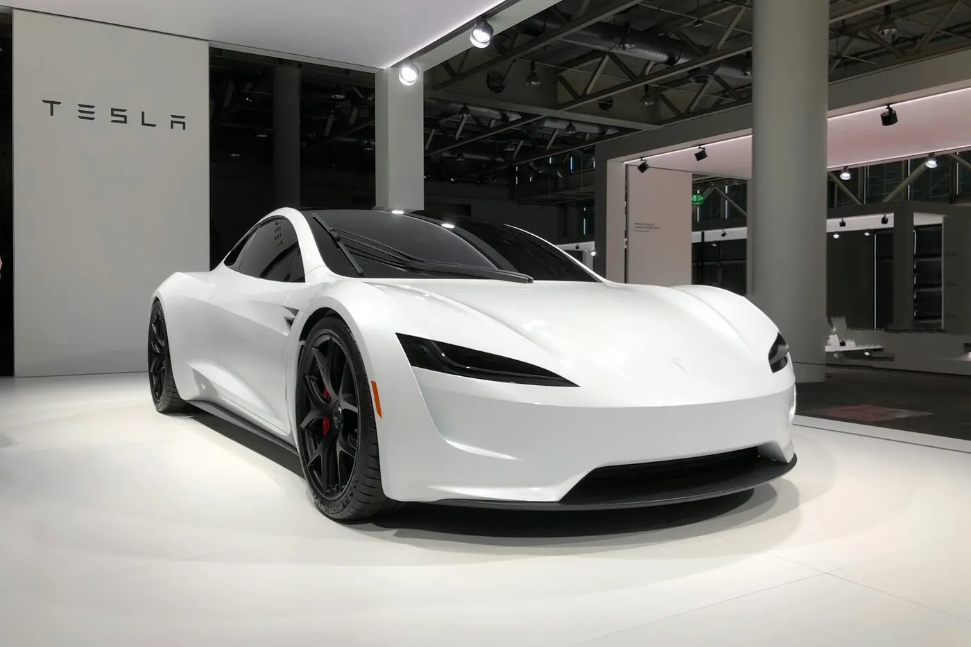Tesla blanche — en AC monophasé, environ 7,4 kW contre environ 11 kW en triphasé