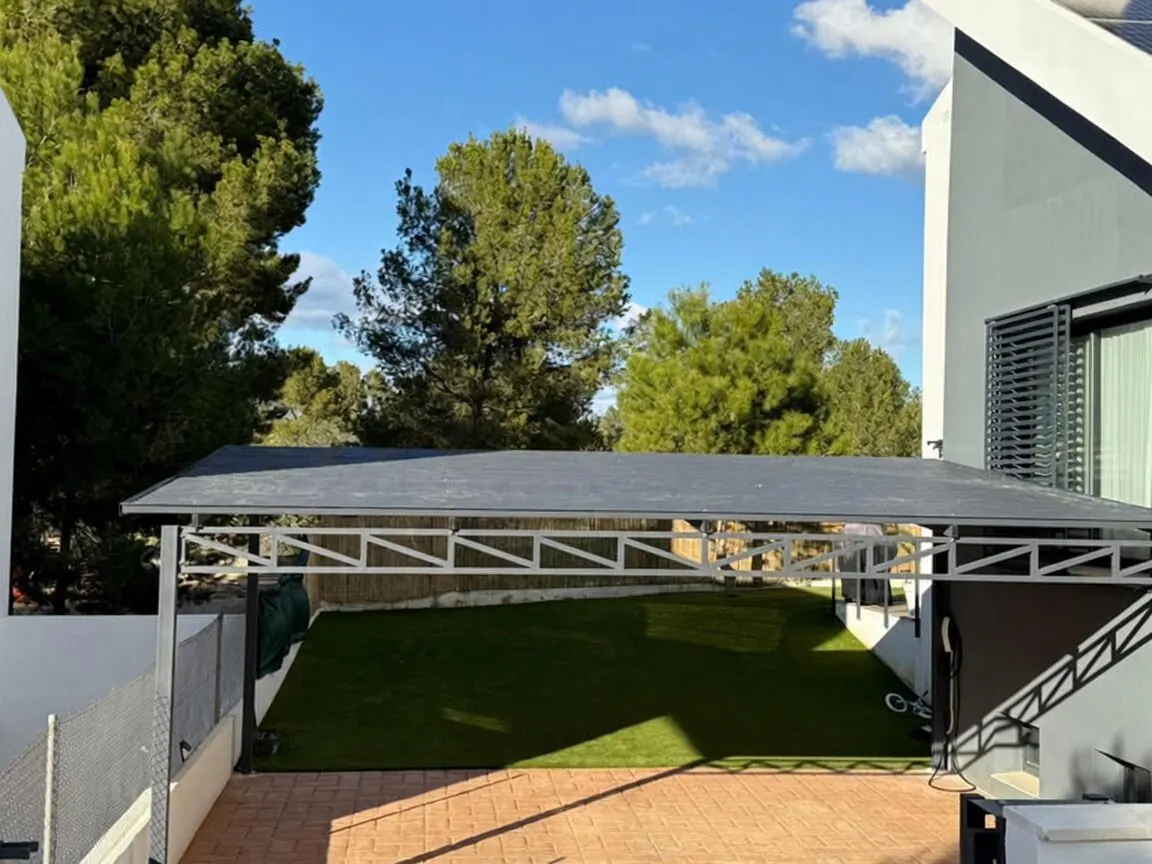Von A Todo Sol installierte Solarpergola
