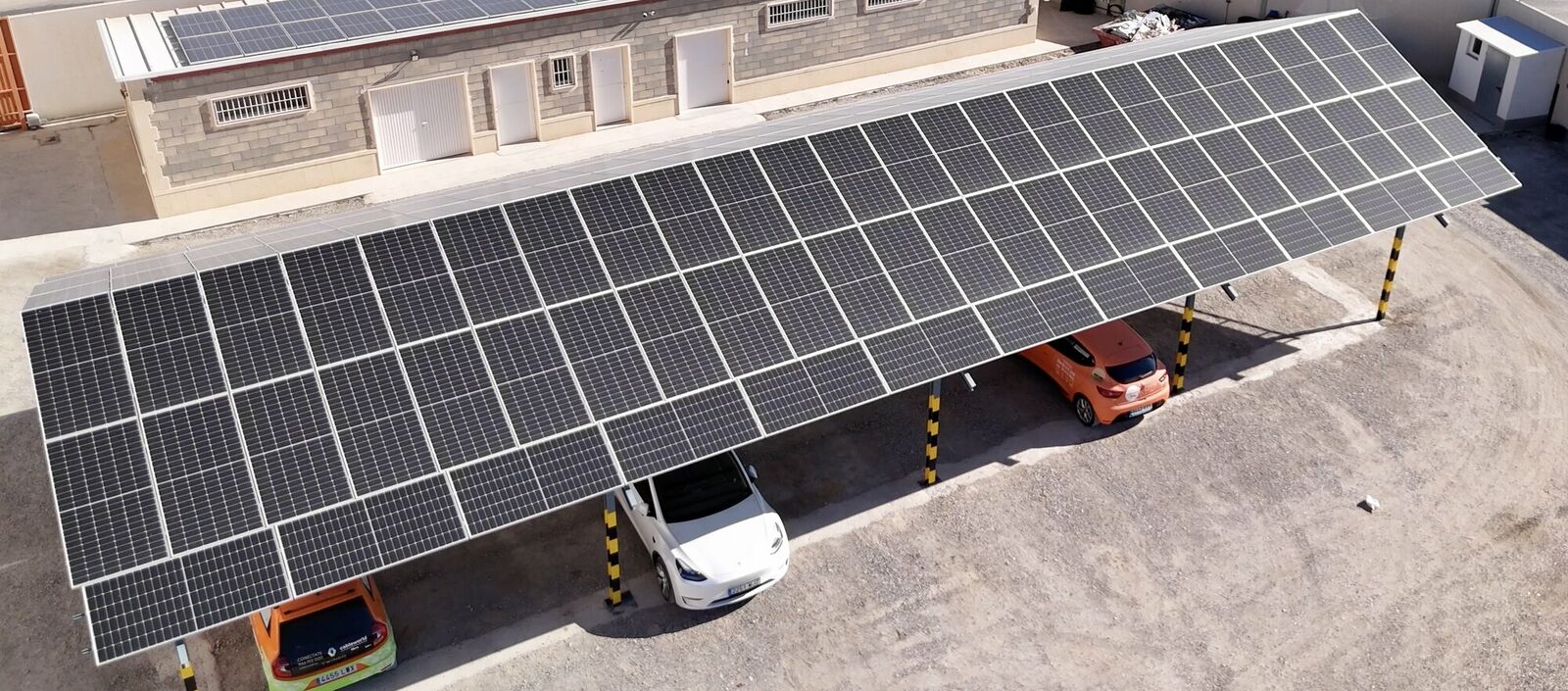 Vista aérea estructura a dos aguas CableWorld con Tesla