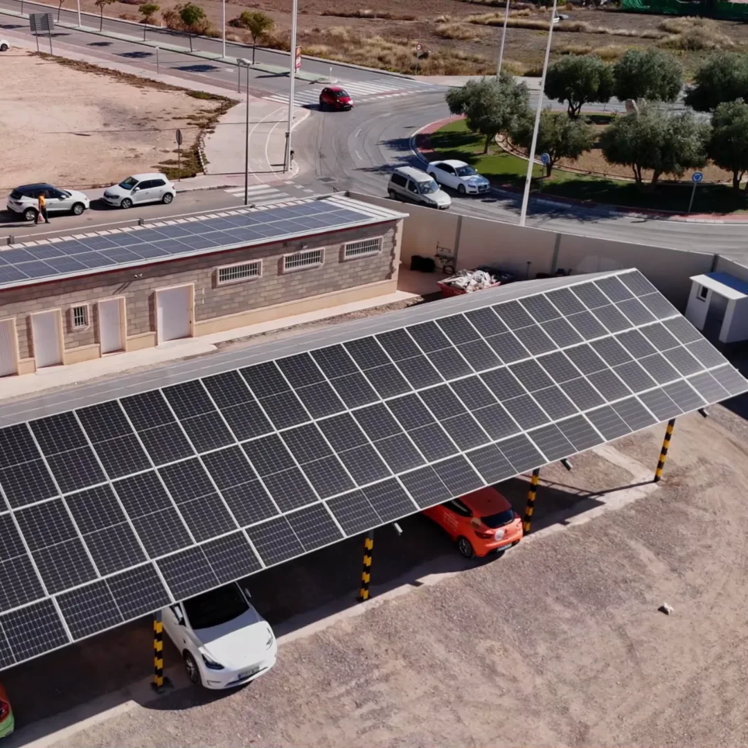 Pérgola solar instalada en parking comercial