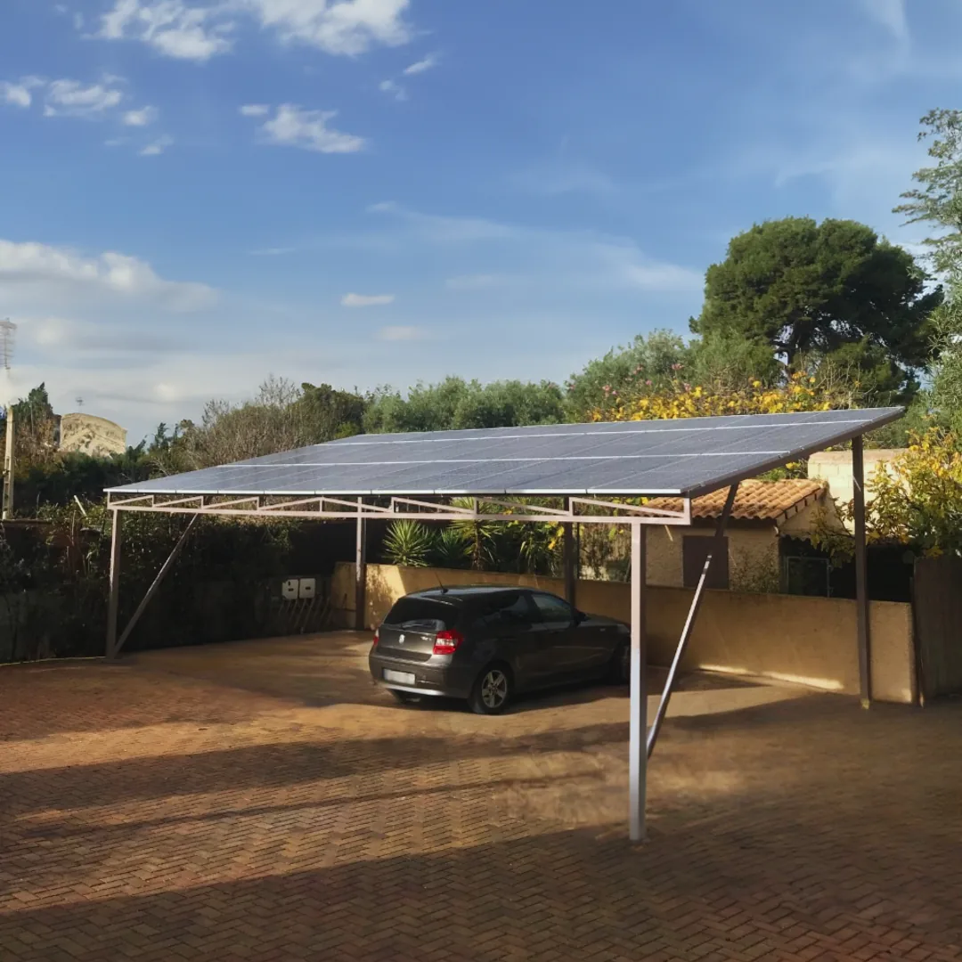 Pérgola solar en parking residencial