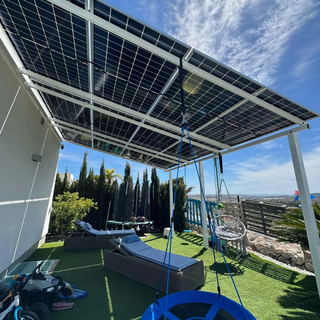 Pérgola solar en terraza y jardín